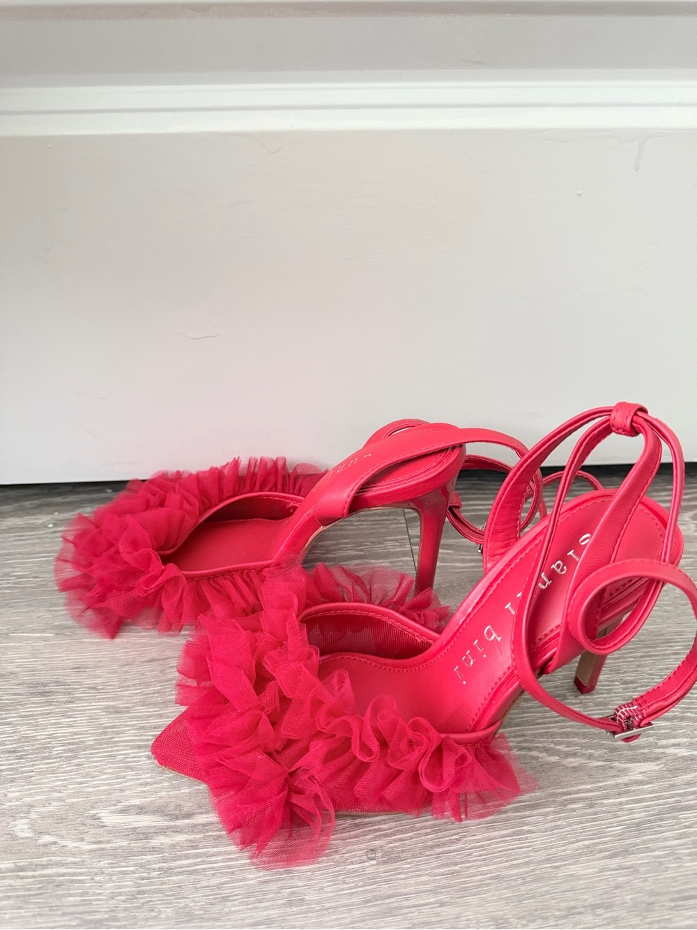 Gianni Bini Red Ruffle Pointed-Toe Ankle-Strap Heels Size 5.5 in Women’s - Picture 4 of 5